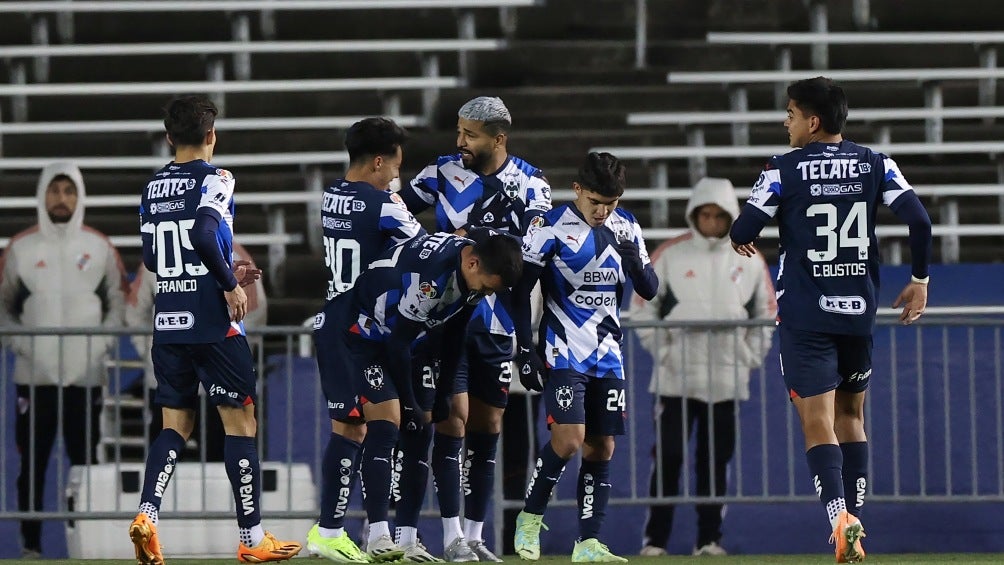 El equipo de Rayados en festejo de gol 