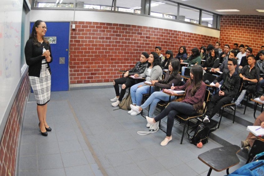 Profesores de la UNAM impartiendo clases. 