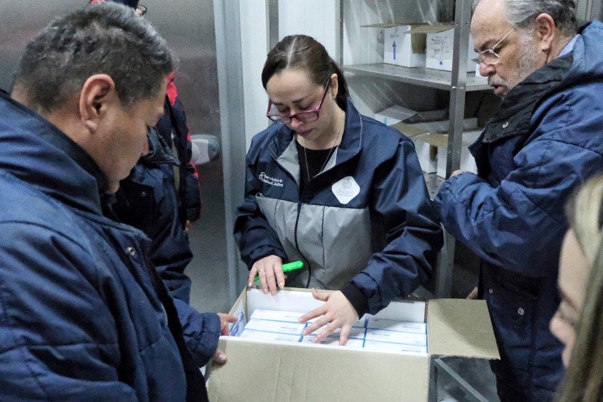 Las autoridades revisaron las vacunas cuando llegaron. 