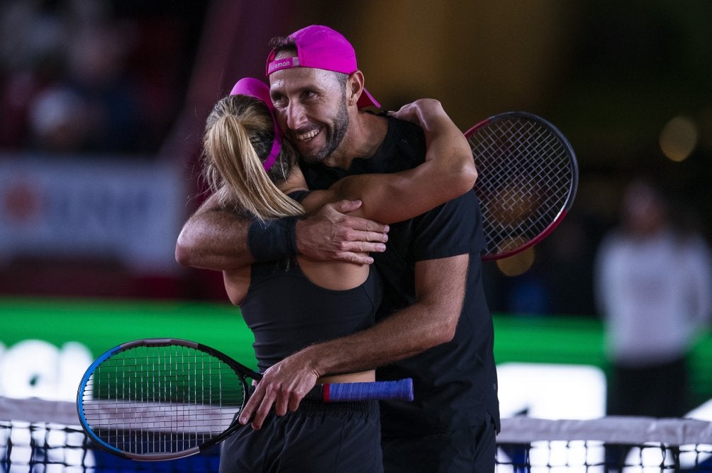 Renata con Santiago González en el Tennis Fest GNP en 2022