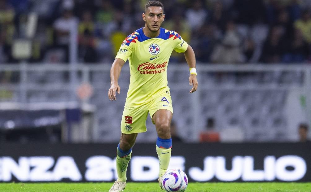 Sebastián Cáceres controlando el balon 