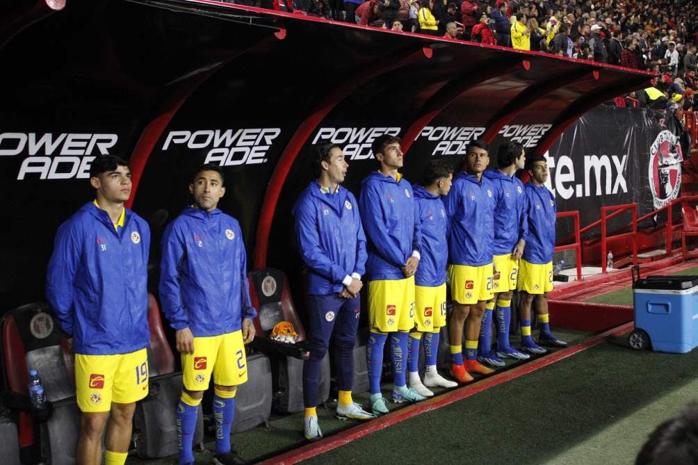 Luis Fuentes en la banca ante Xolos