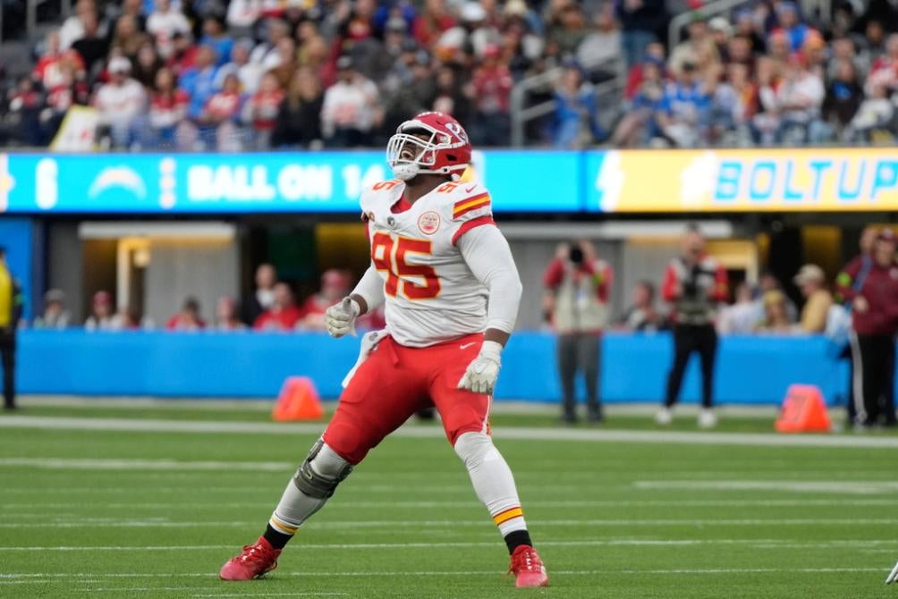 Chris Jones en el juego ante los Chargers