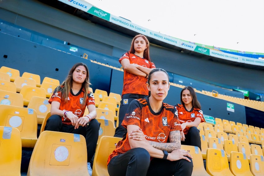 Equipo femenil con la nueva playera de Tigres