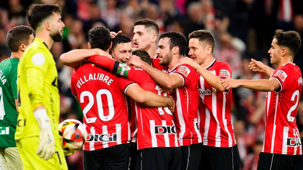 Los futbolistas de Bilbao celebran su triunfo en copa