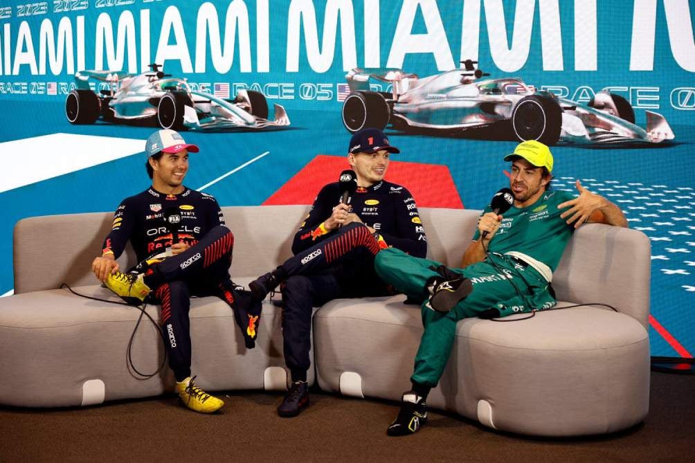 Checo y Verstappen con Alonso en el Gran Premio de Miami