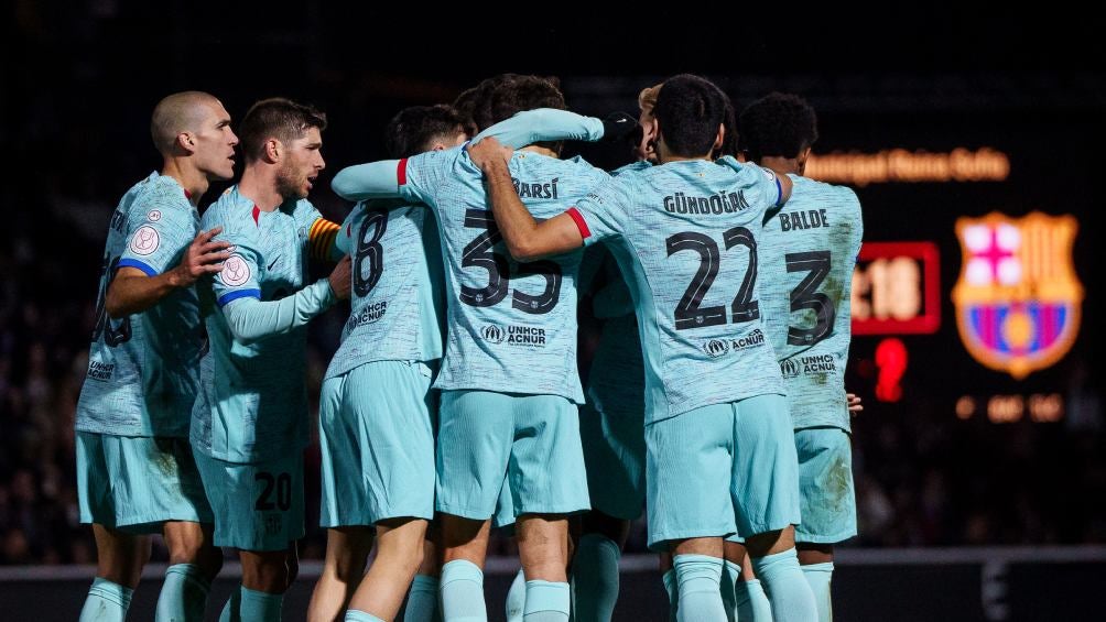 Jugadores de Barcelona celebran la victoria