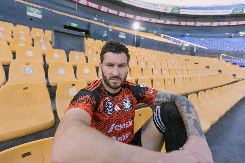 Gignac con la nueva playera de Tigres