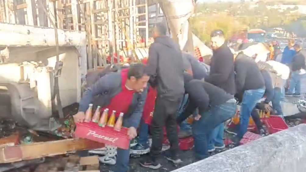 Jugos y refrescos de la marca Boing fueron tomados sin pena alguna. 