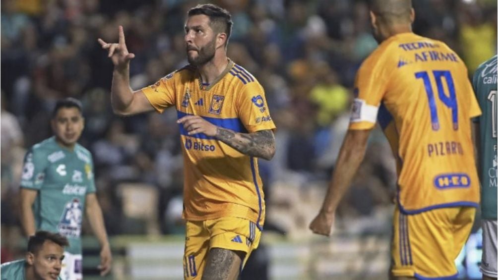 Gignac celebra su gol 200