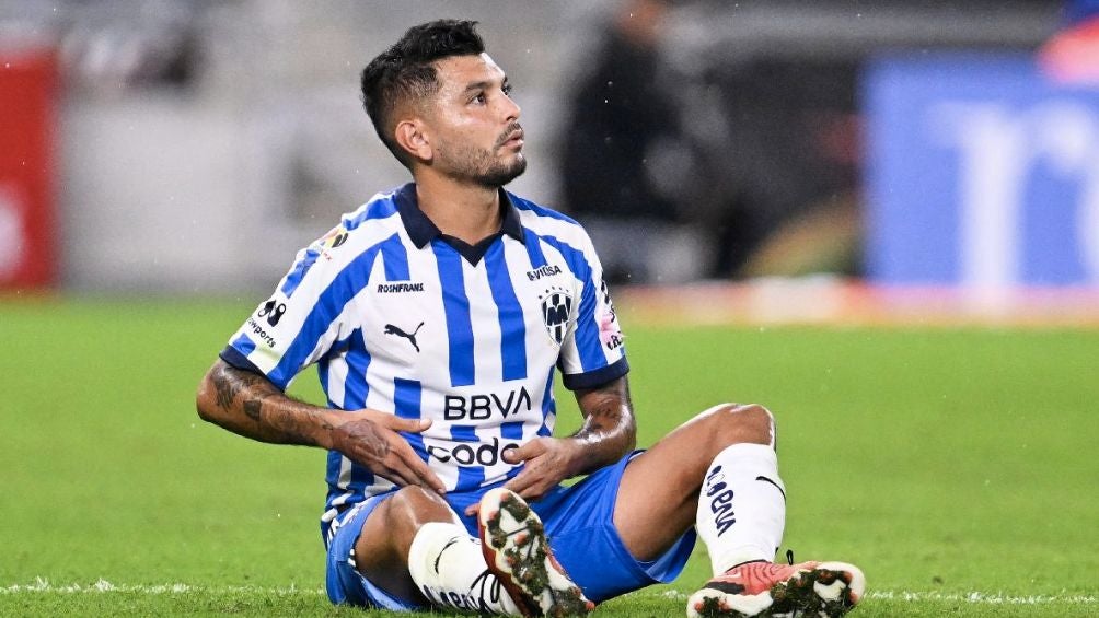 Corona durante un partido con Rayados