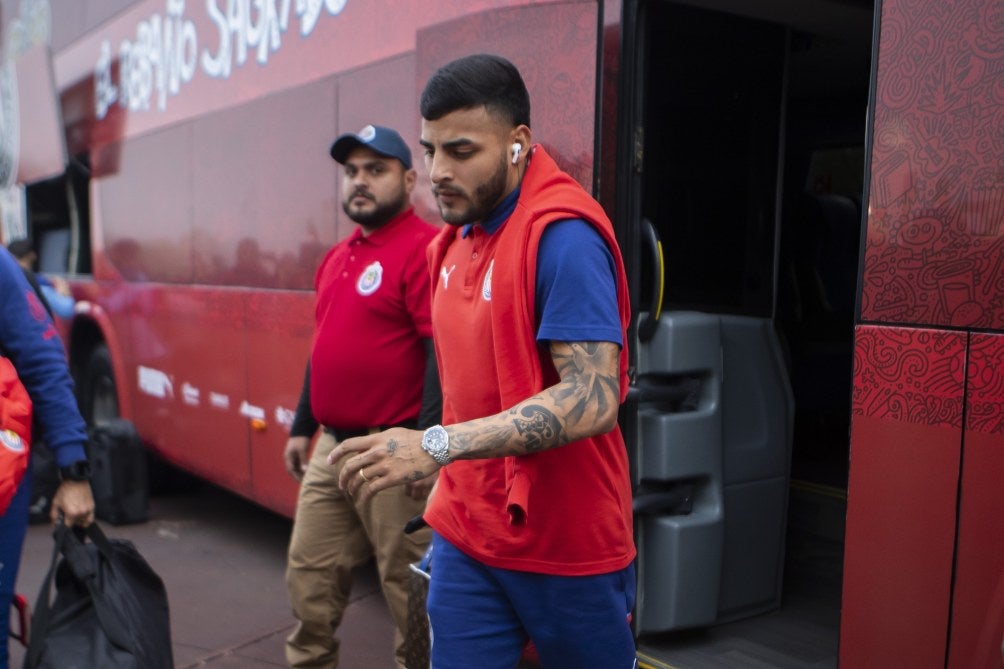 Alexis bajando del autobús de Chivas