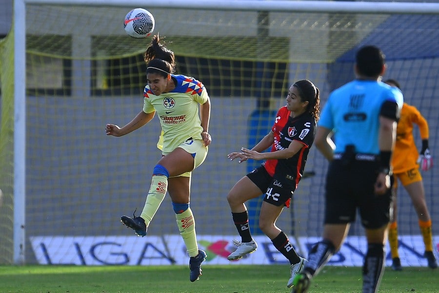 Mariana Cadena en su debut con América