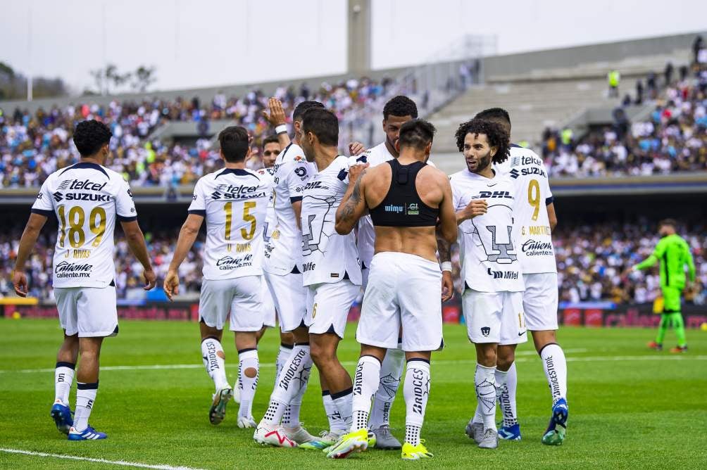 Jugadores de Pumas celebran el gol ante Juárez