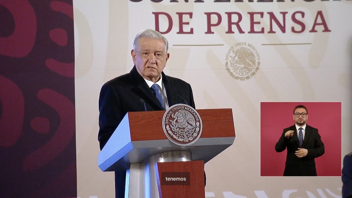 López Obrador señala que en su plan no está el despedir a los trabajadores de los órganos.