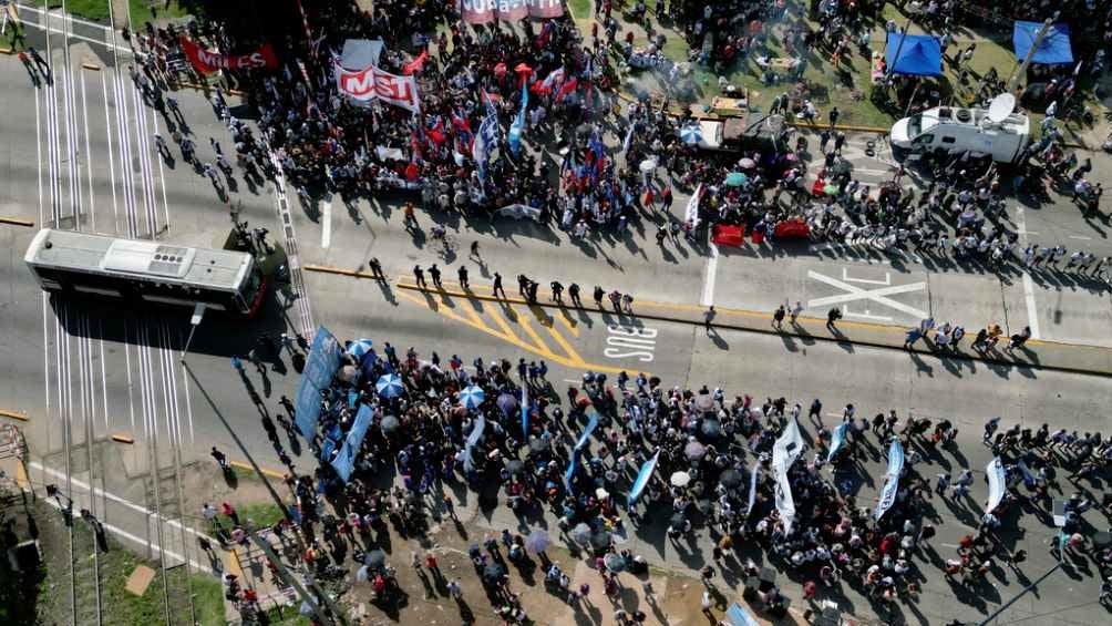 Protestas en Argentina por las medidas de austeridad de Milei