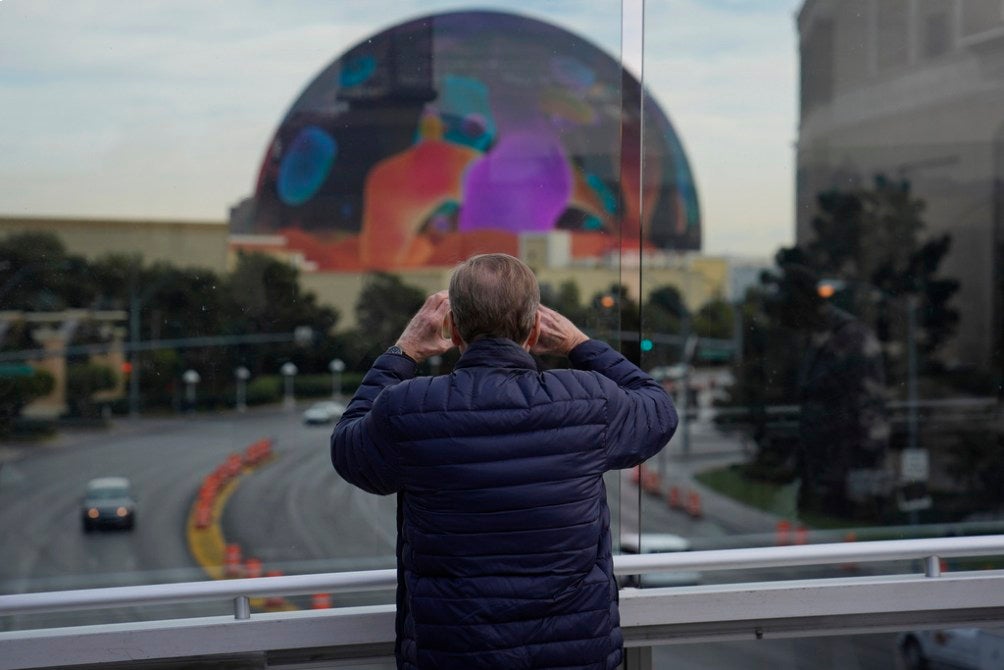 Un turista fotografía The Sphere