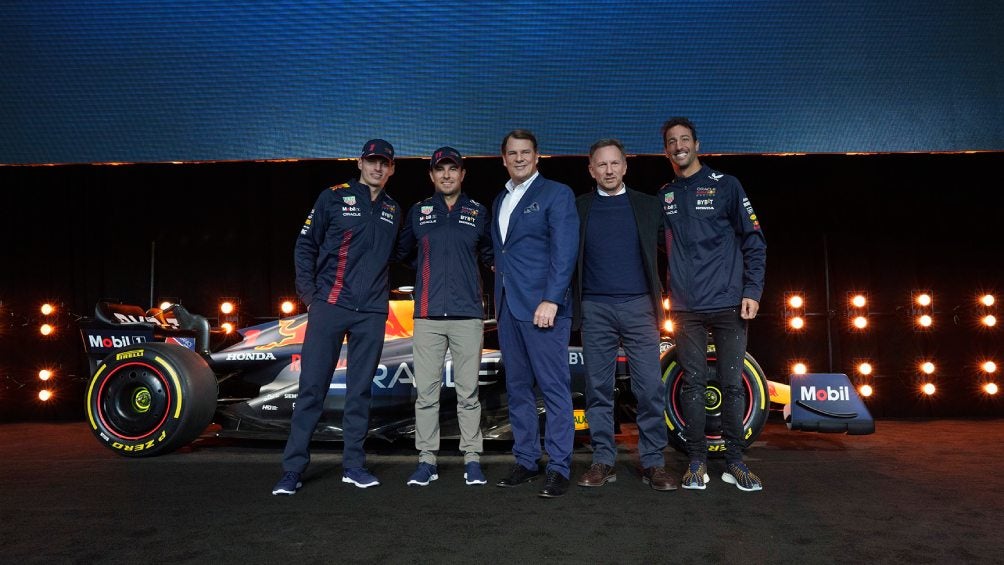 Jim Farley con Christian Horner y los pilotos de Red Bull