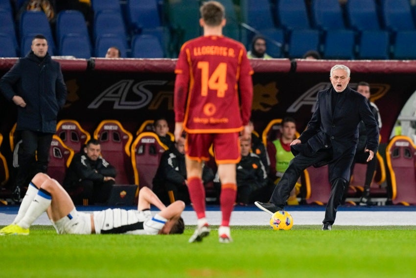 Mourinho durante un juego de la Roma 