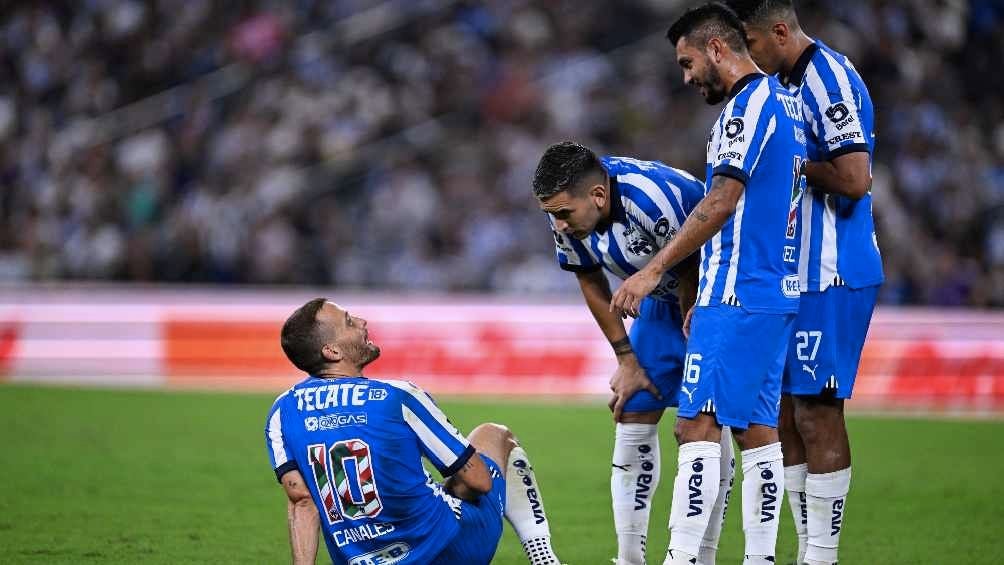 Canales es auxiliado por sus compañeros en el campo