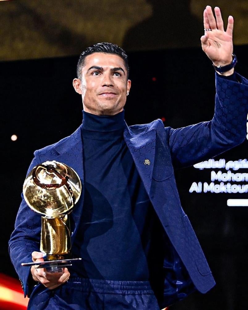 Cristiano Ronaldo con uno de sus premios 