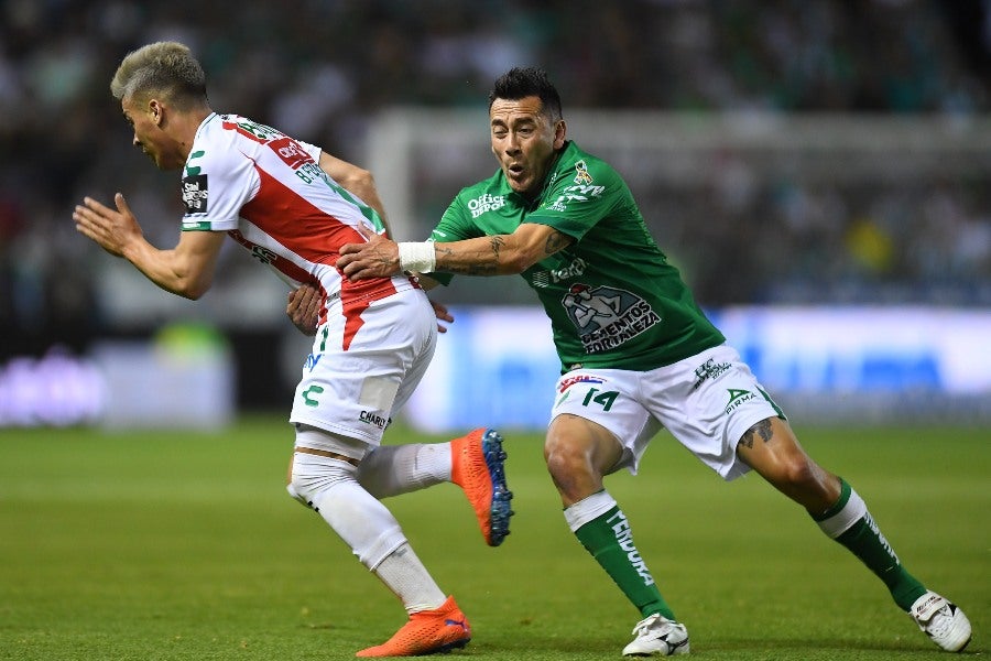 Brian Fernández en un duelo contra León