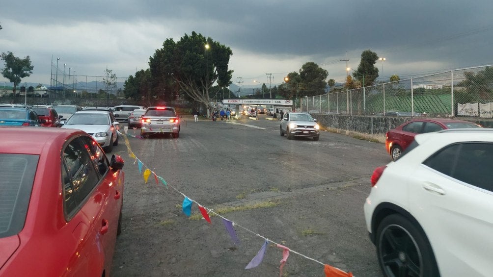 Apenas unos cuantos autos en el estacionamiento