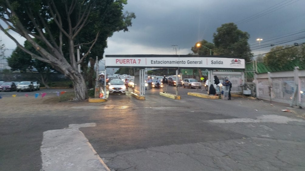 Problemas en las puertas para ingresar al estacionamiento del Azteca