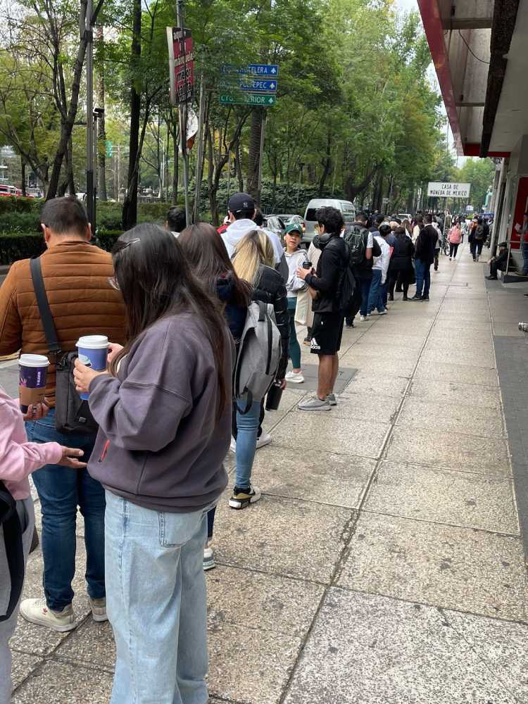 El módulo de Paseo de la Reforma también luce con una larga fila.