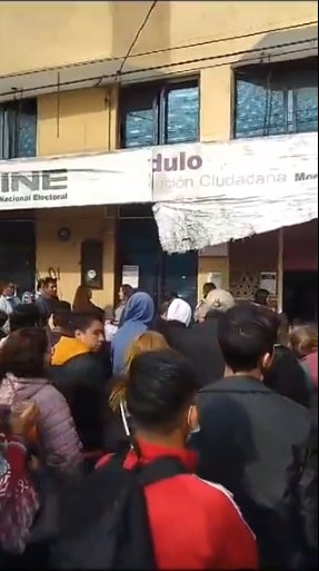 En la colonia Nueva Tenochtitlán, CDMX, la gente se formó desde las cinco de la mañana.