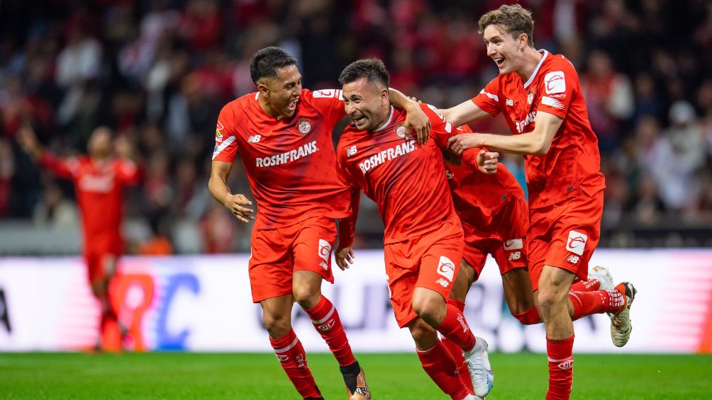 Jean Meneses celebra uno de sus dos goles