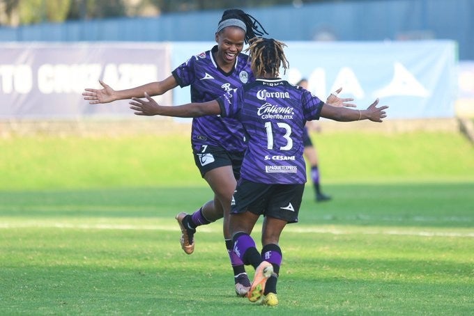 Sinoxolo Cesane festeja el gol del triunfo ante Cruz Azul