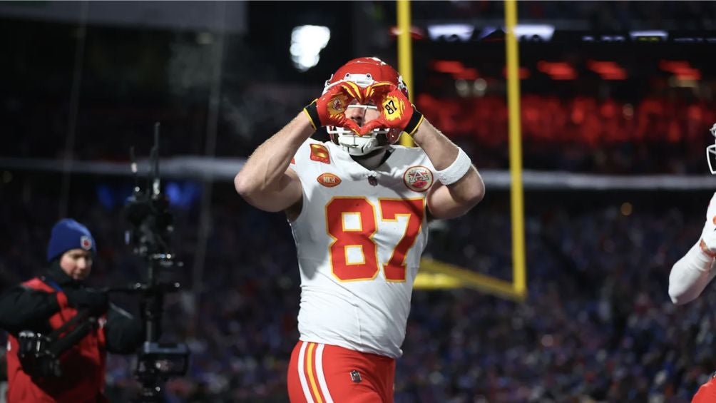 Kelce celebra una de sus anotaciones ante Bills