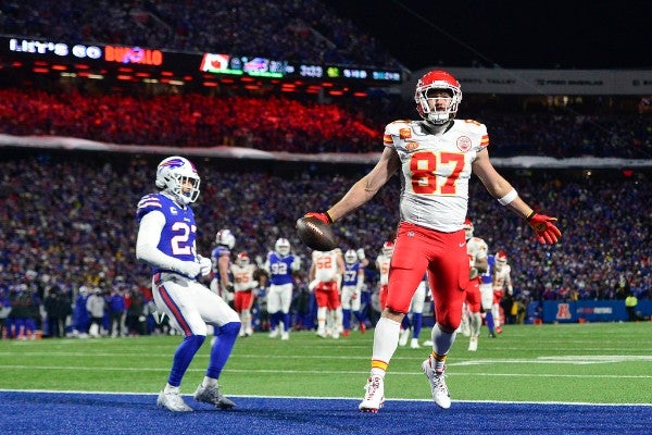 Kelce celebra uno de sus touchdowns