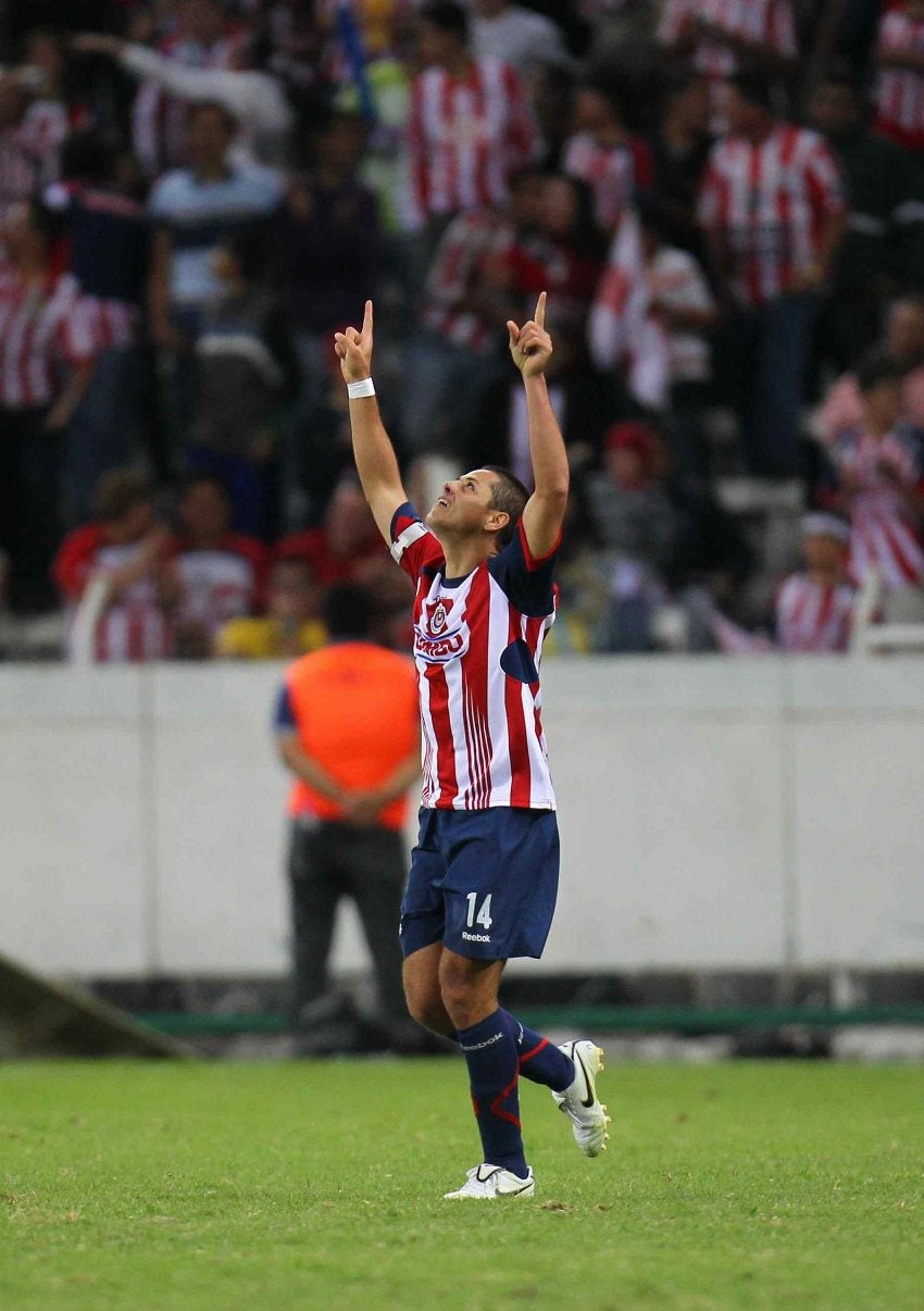 'Chicharito' Hernández en celebración de gol con Chivas