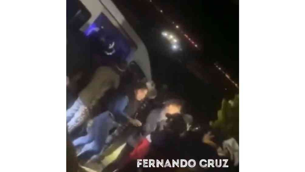 En el video se ve a un joven ser golpeado y una mujer ser tirada al piso. 