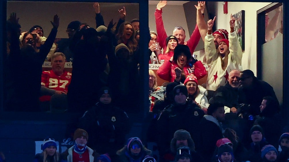 Toda la familia Kelce en el palco del estadio