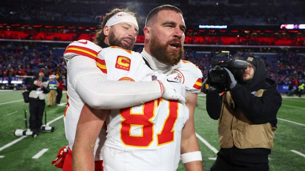 Travis Kelce, ala cerrdada de los Kansas City Chiefs