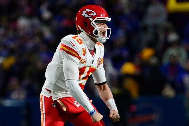 Mahomes celebra durante el partido