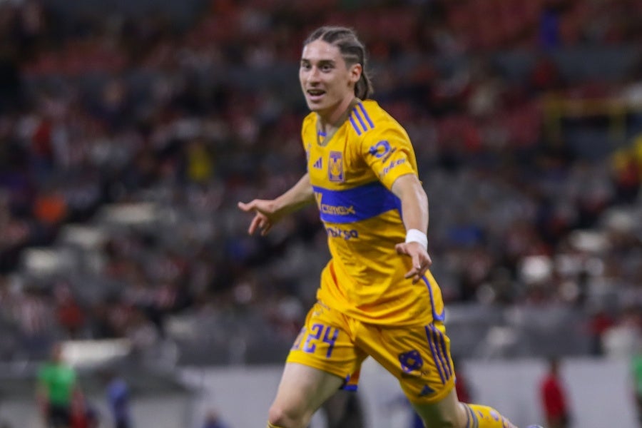 Marcelo Flores festejando un gol con Tigres