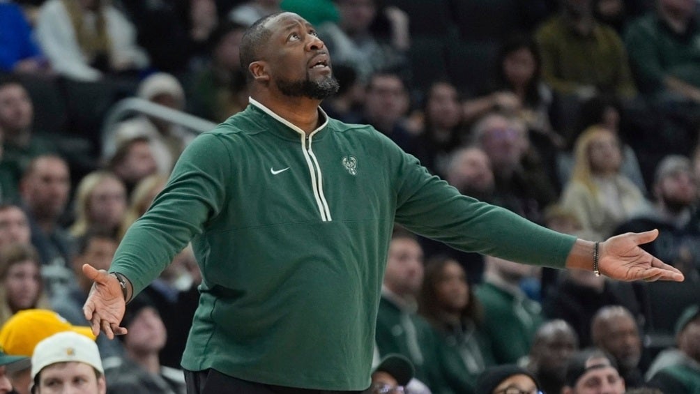 Milwaukee Bucks cesa al coach Adrian Griffin tras bajón defensivo en NBA