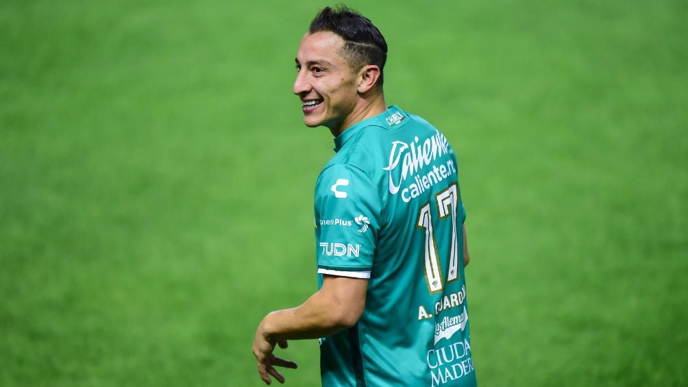 Guardado durante su presentación con León