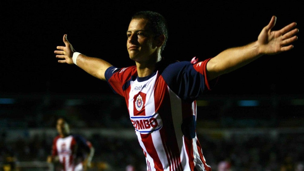 Chicharito celebrando un gol con Chivas