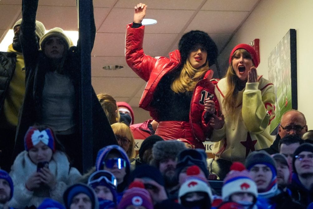 Taylor Swift y Brittany Mahomes en el partido ante Bills