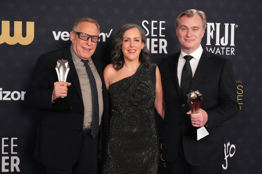 Charles Roven, Emma Thomas y Christopher Nolan después de los Critics Choice Awards.