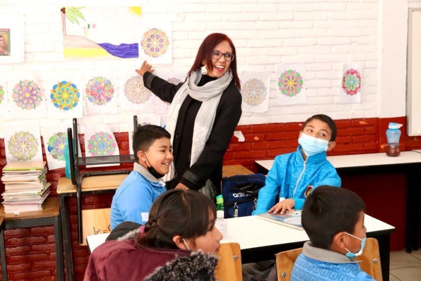 Los pequeños estudiantes en el salón de clases. 