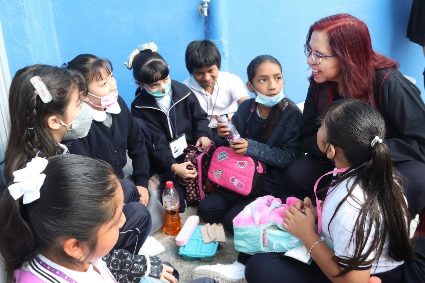 La titular de la SEP conviviendo con los estudiantes. 