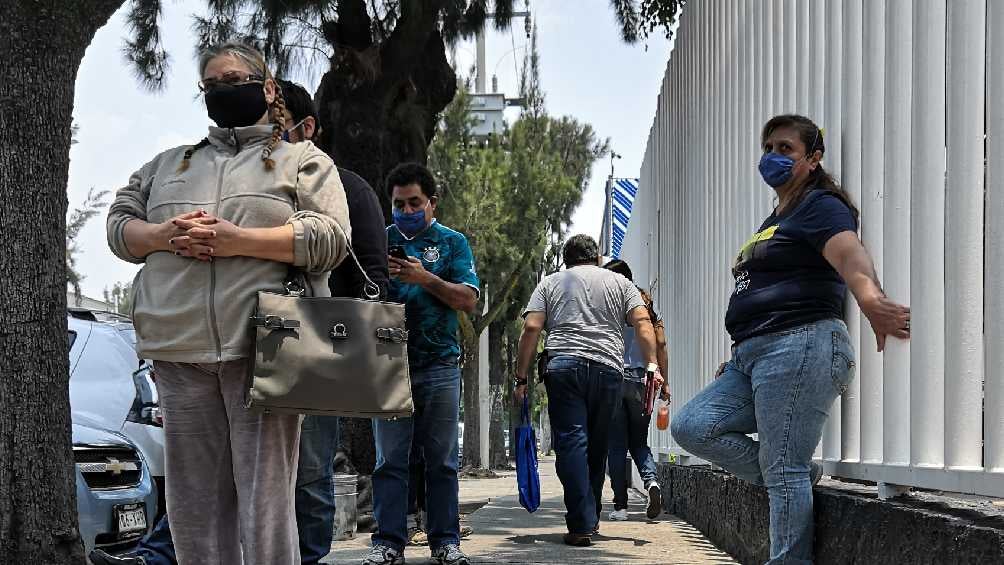 Médicos recomiendan usar de nuevo el cubrebocas, principalmente en espacios cerrados. 