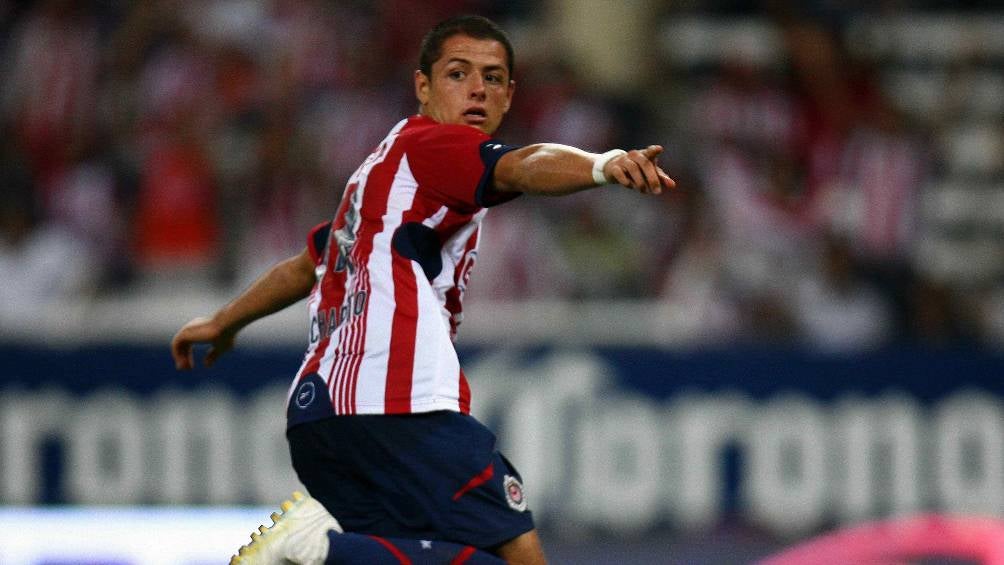 Chicharito celebra un gol con Chivas