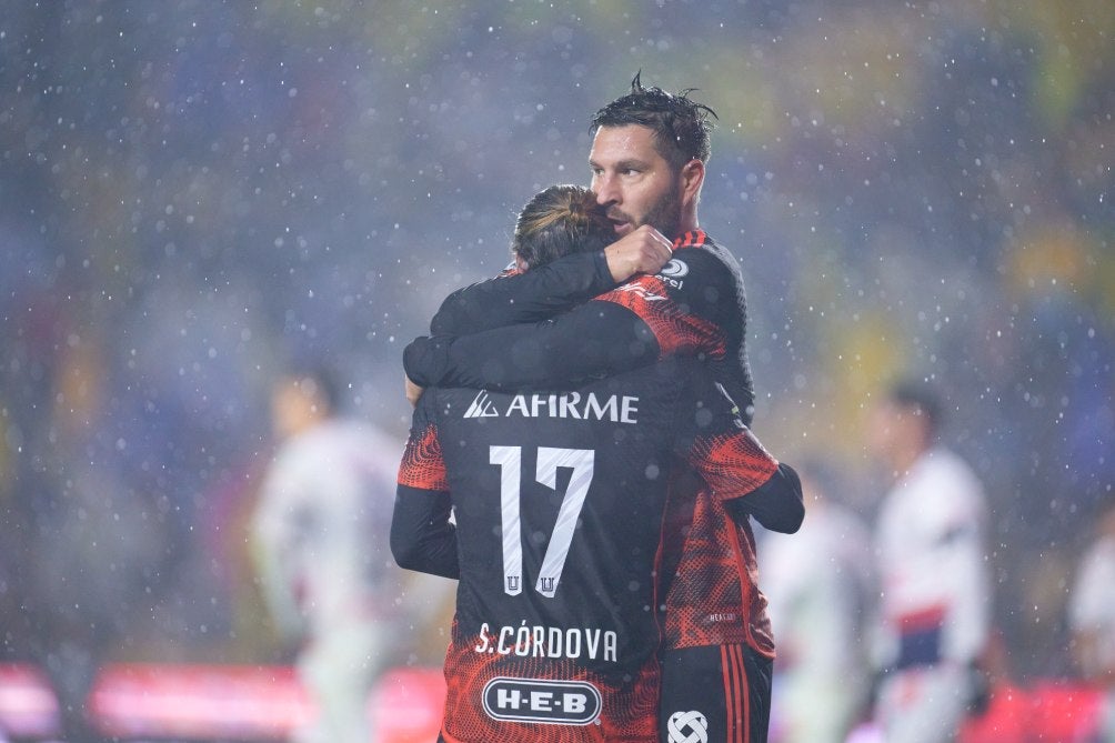 Gignac en celebración de un gol con Córdova